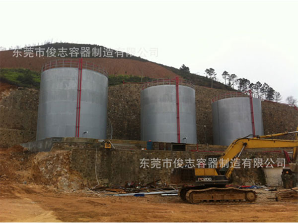 三台不鏽鋼儲罐安裝實況